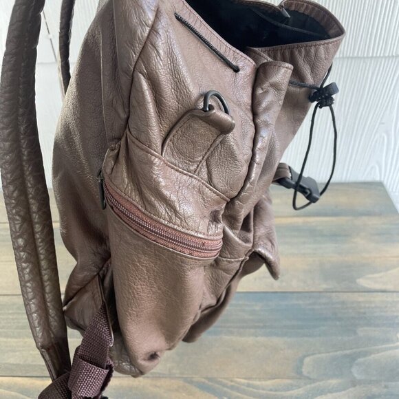Vintage Faux Leather Caramel Brown Backpack w/Cinch & Roomy Zip Pockets (X7) - Picture 5 of 8